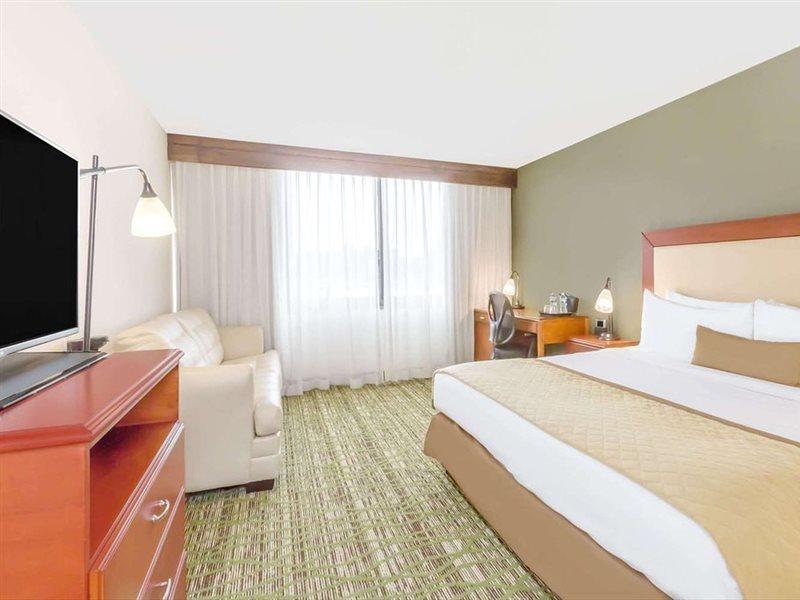 Clarion Hotel & Suites Mount Laurel Esterno foto