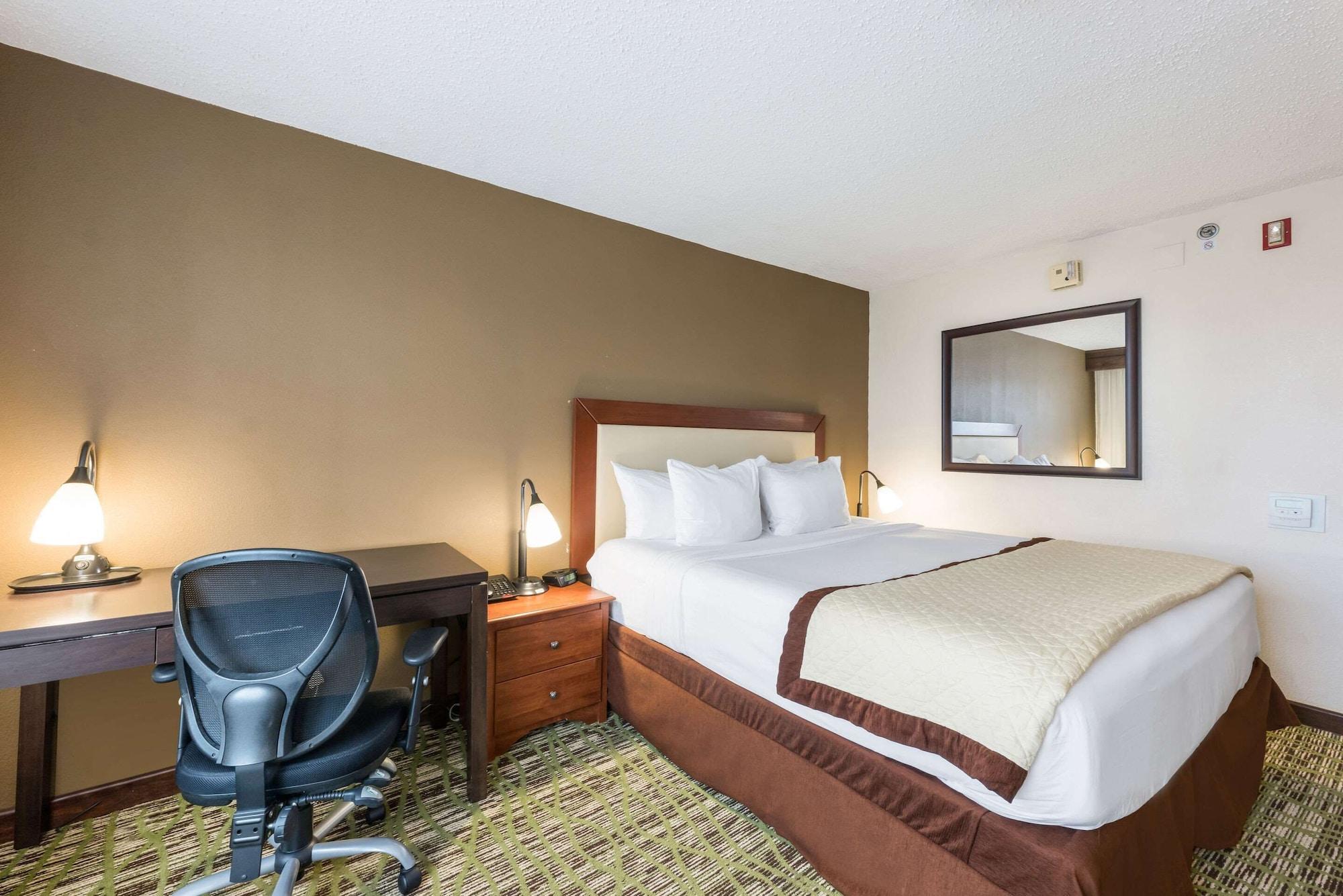 Clarion Hotel & Suites Mount Laurel Esterno foto
