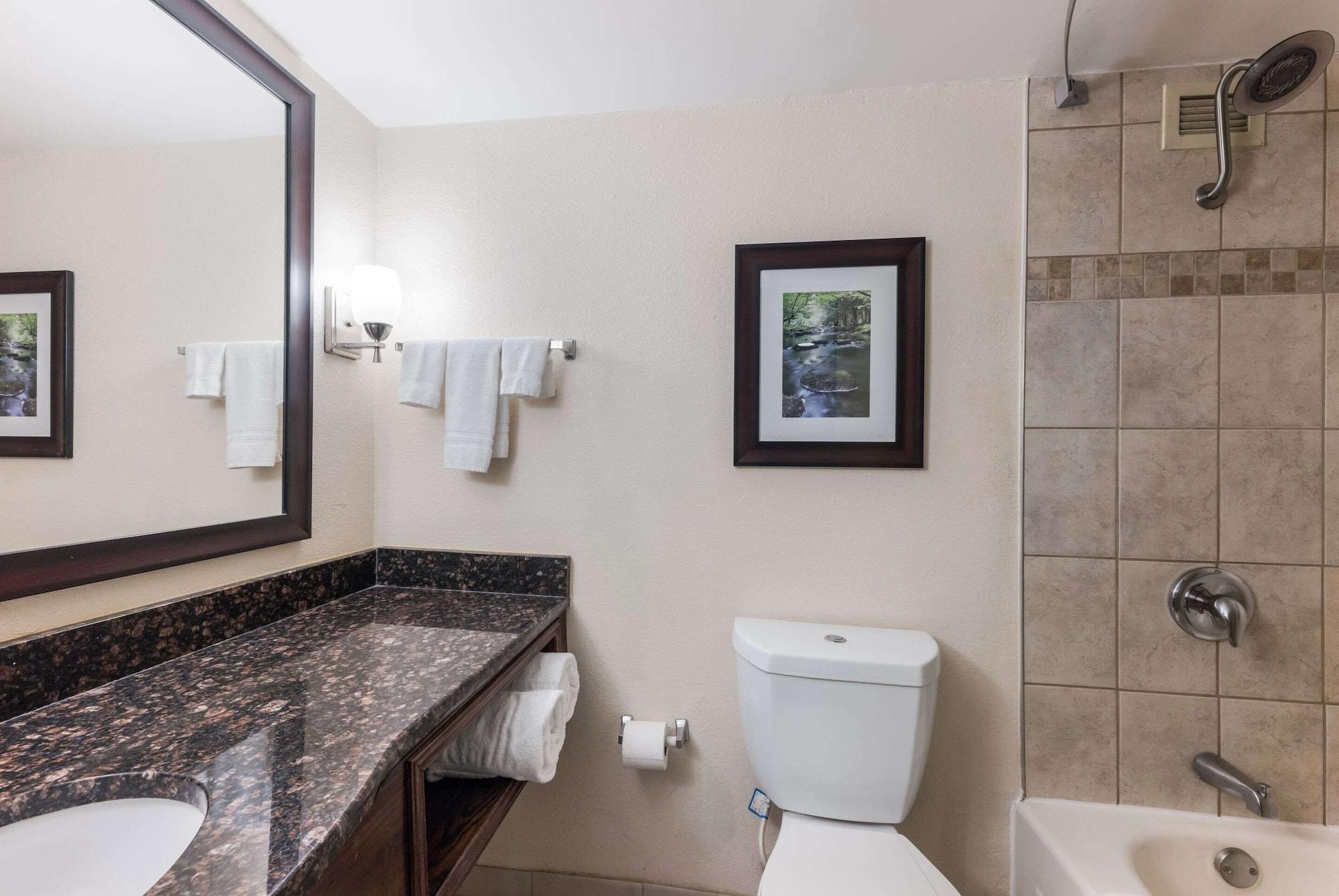 Clarion Hotel & Suites Mount Laurel Esterno foto