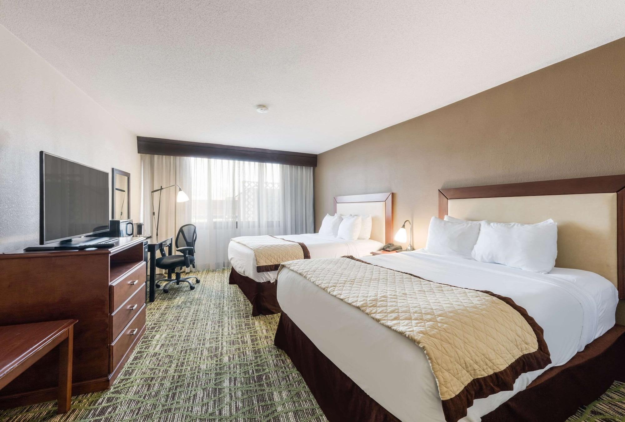 Clarion Hotel & Suites Mount Laurel Esterno foto