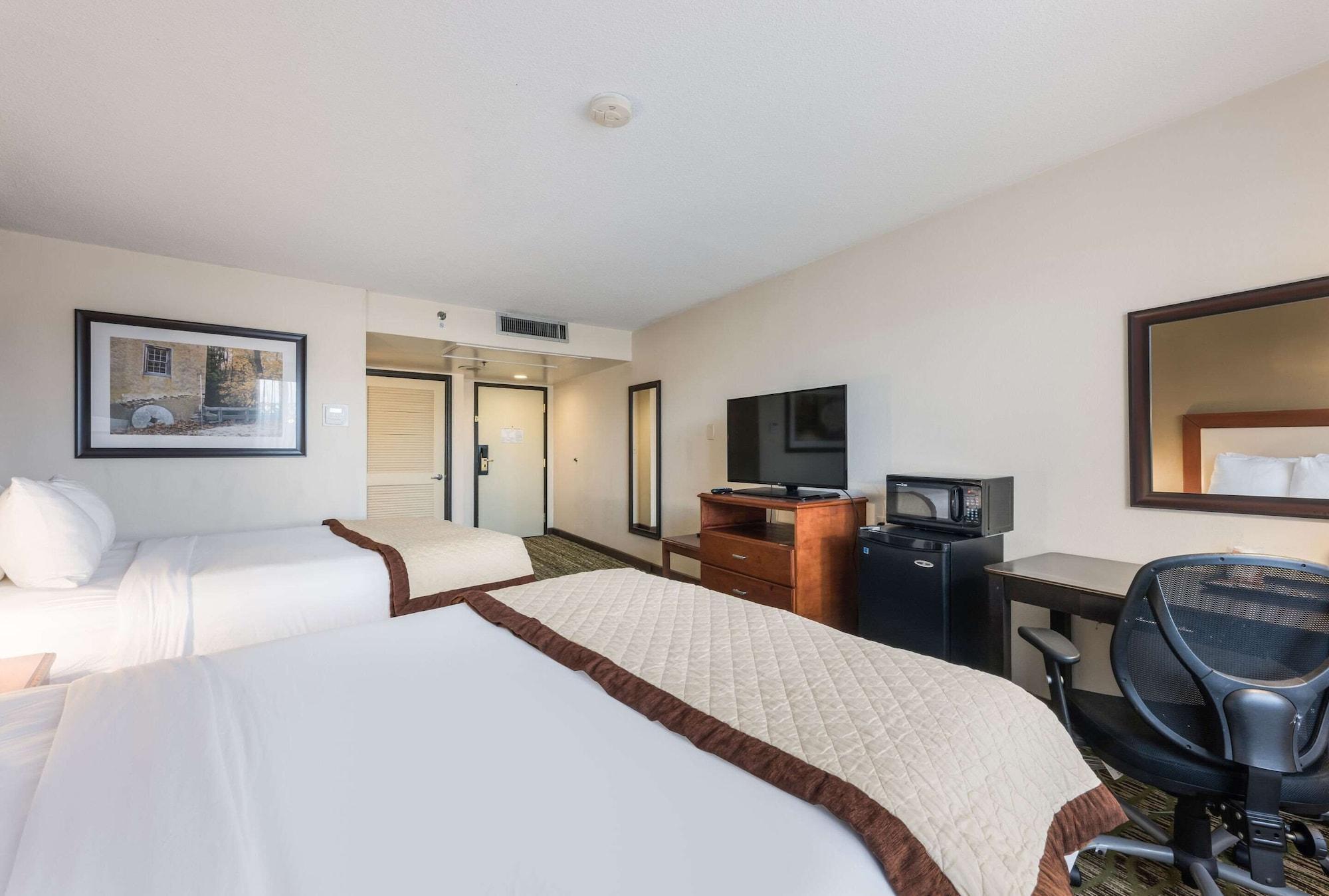 Clarion Hotel & Suites Mount Laurel Esterno foto