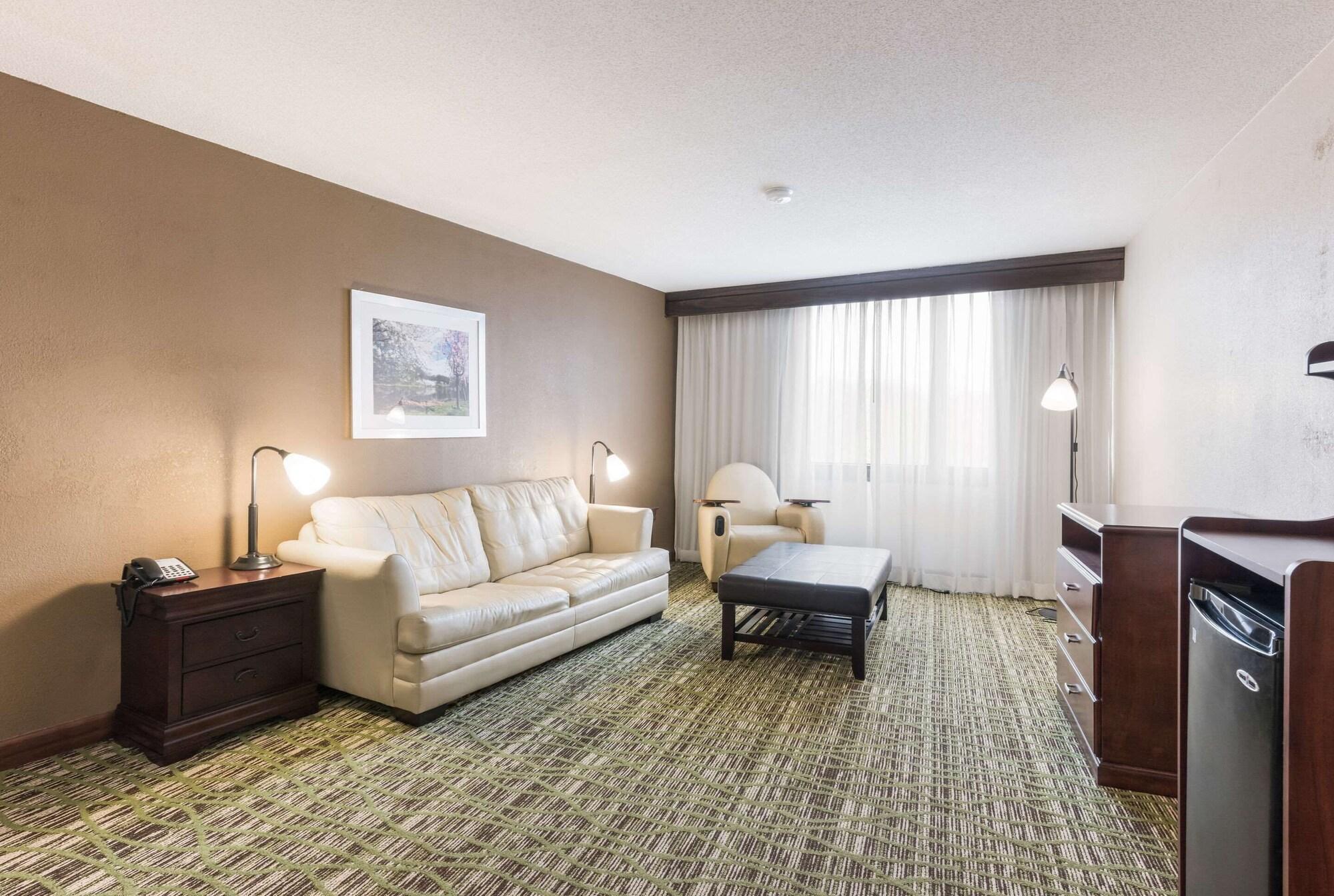 Clarion Hotel & Suites Mount Laurel Esterno foto