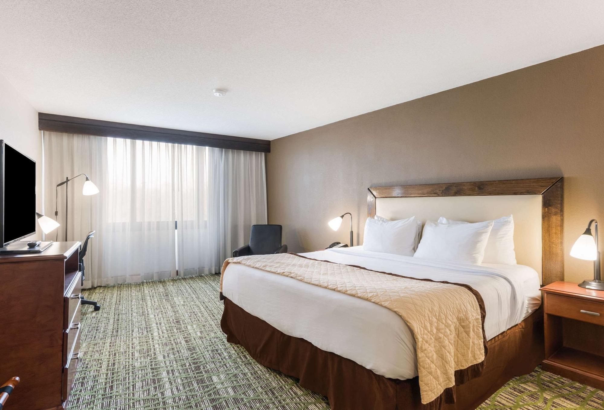 Clarion Hotel & Suites Mount Laurel Esterno foto