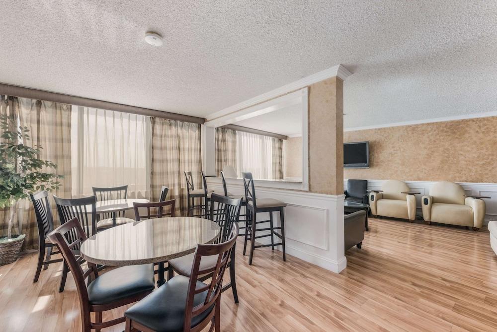 Clarion Hotel & Suites Mount Laurel Esterno foto