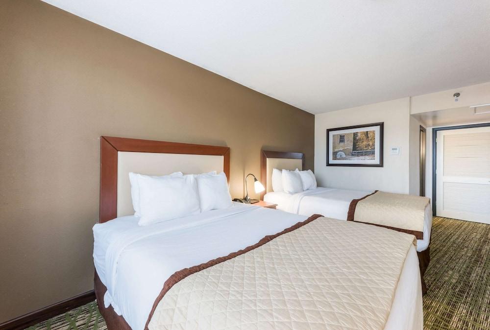 Clarion Hotel & Suites Mount Laurel Esterno foto