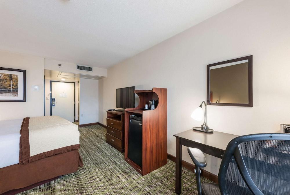Clarion Hotel & Suites Mount Laurel Esterno foto