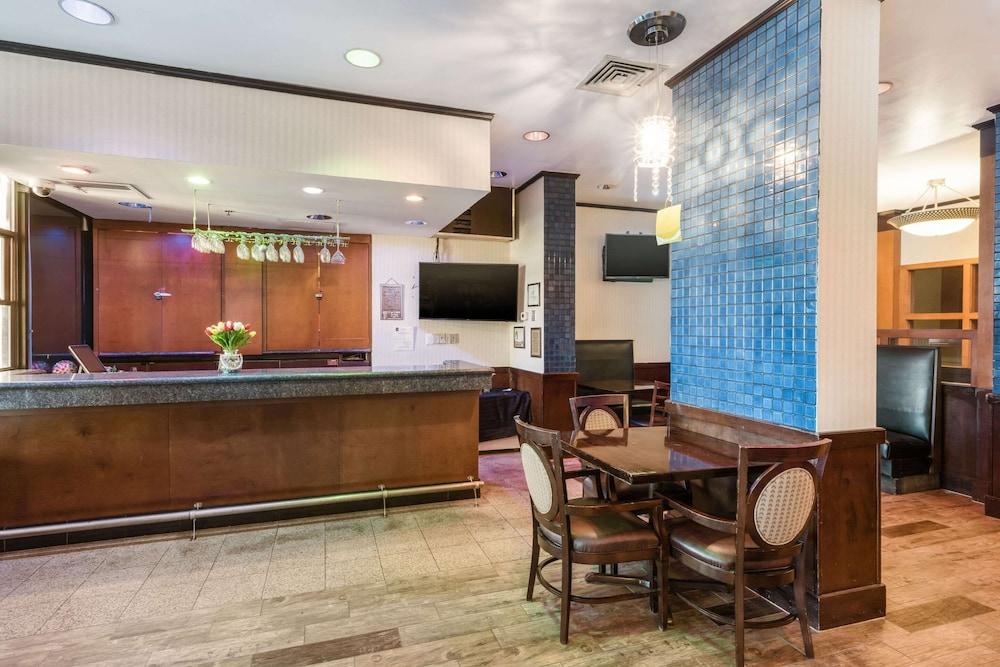Clarion Hotel & Suites Mount Laurel Esterno foto