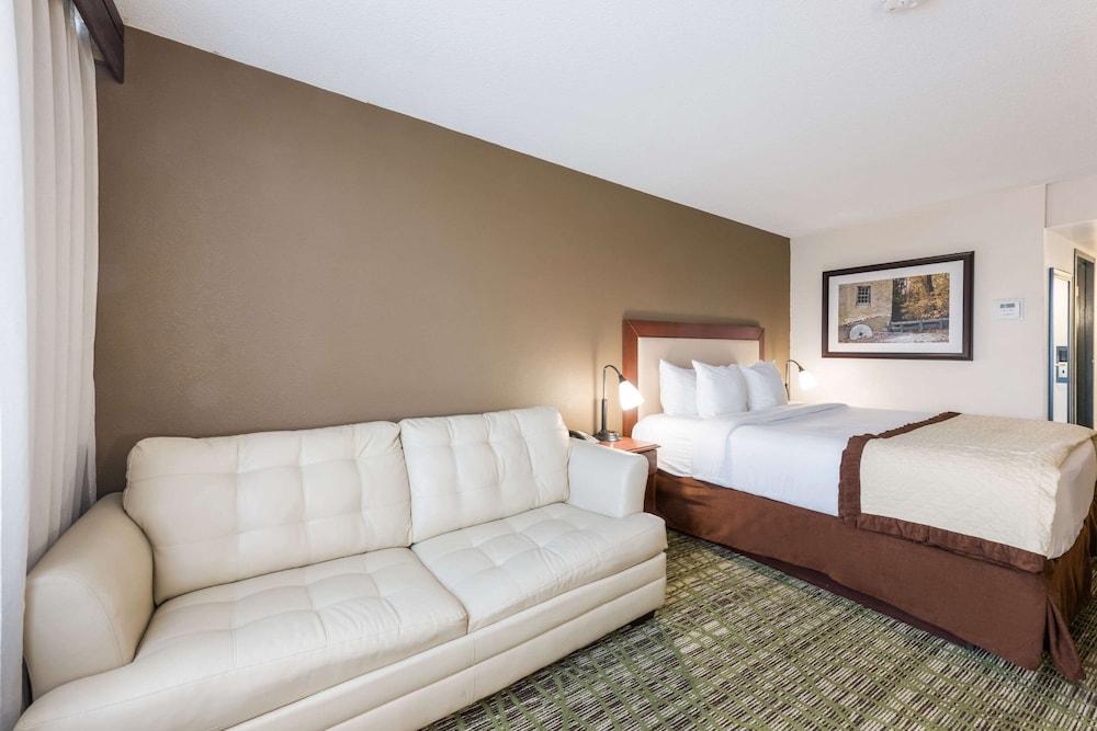 Clarion Hotel & Suites Mount Laurel Esterno foto