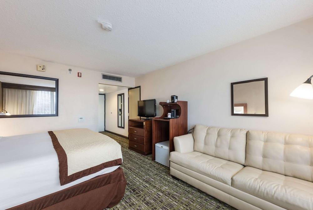 Clarion Hotel & Suites Mount Laurel Esterno foto