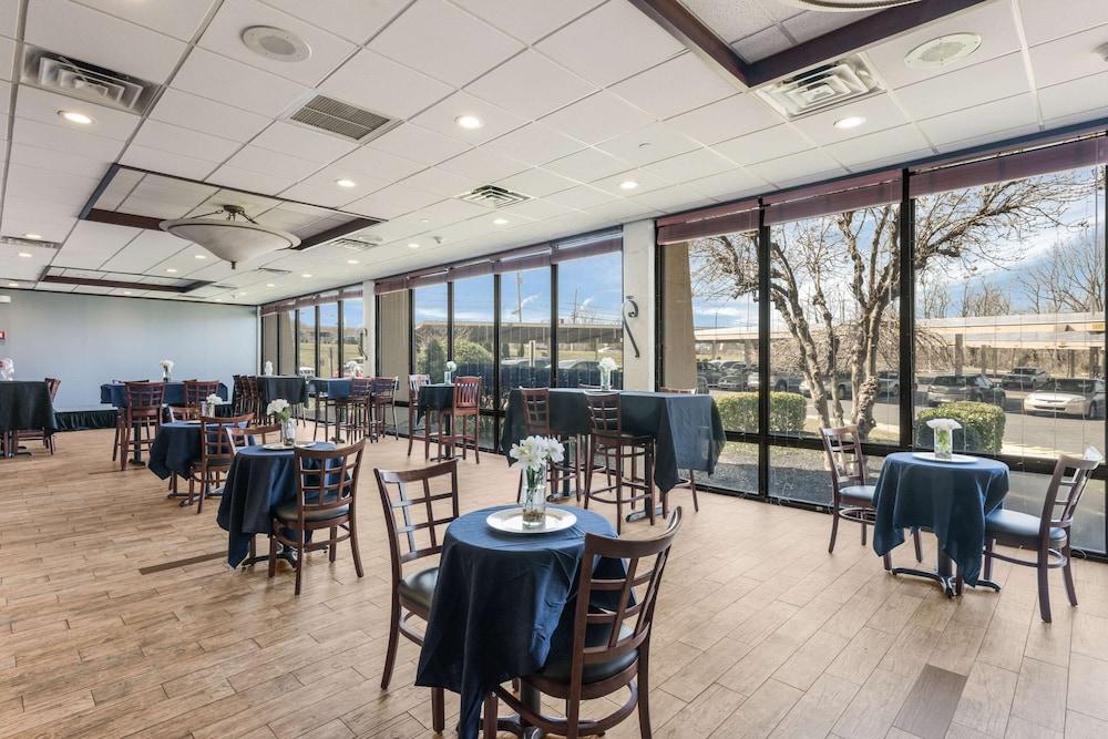 Clarion Hotel & Suites Mount Laurel Esterno foto